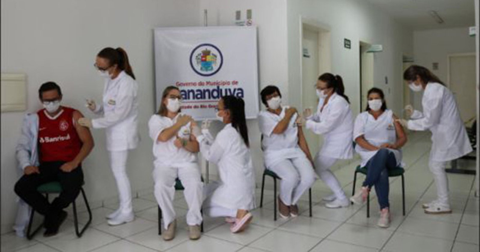 Imagem ilustrativa: Primeiras imunizações de Sananduva foram aplicadas simultaneamente em profissionais da saúde