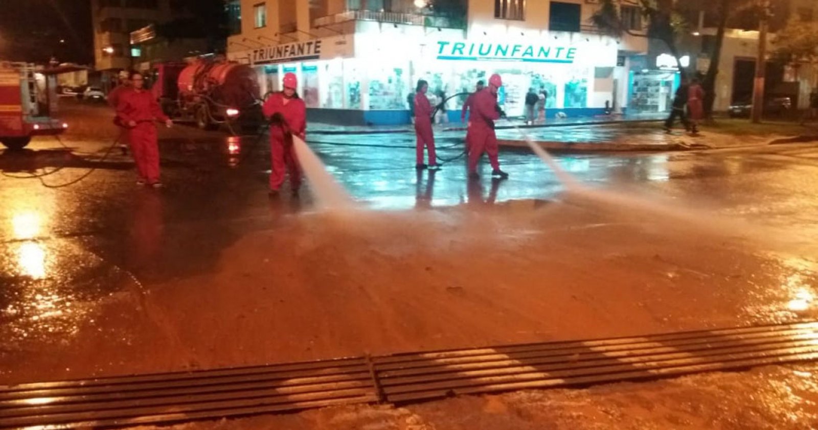 Imagem ilustrativa: Bombeiros Voluntários utilizam 70 mil litros de água para limpeza das ruas após alagamento