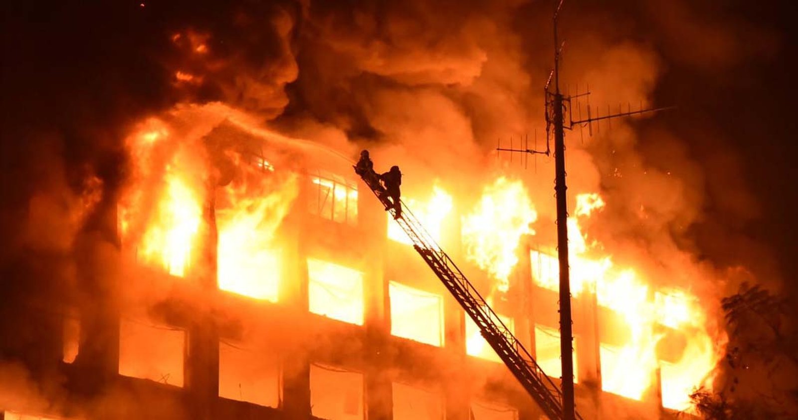 Imagem ilustrativa: Dois bombeiros estão desaparecidos após combate a incêndio na Secretaria de Segurança Pública