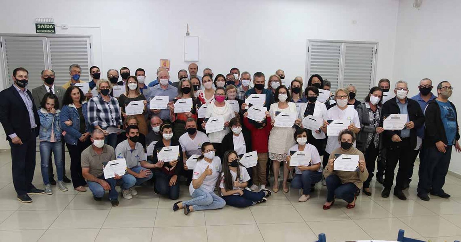 Imagem ilustrativa: Deputado Paparico Bacchi entrega certificados a voluntários da Apae de Sananduva
