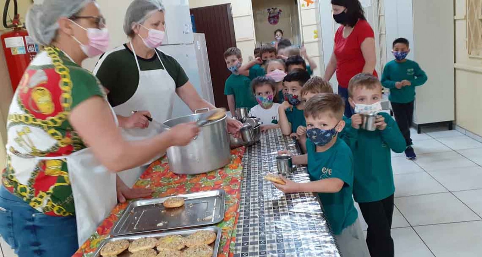 Imagem ilustrativa: Estudantes tapejarenses recebem de lanche mini pizzas da agricultura familiar