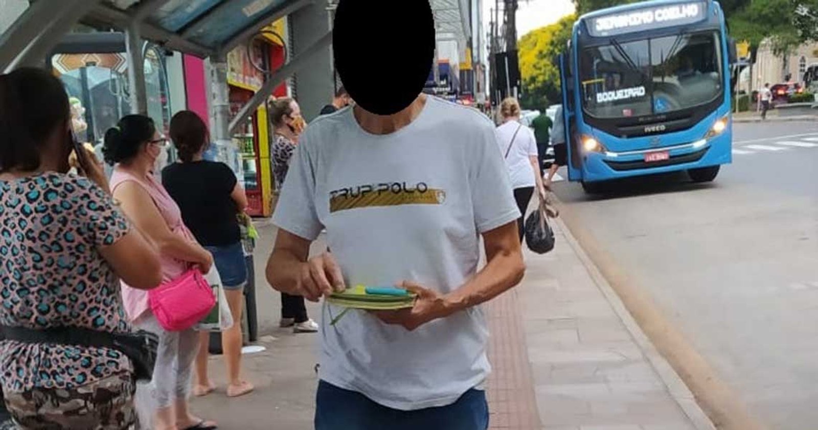 Imagem ilustrativa: Homem distribui panfletos contra vacinação e causa revolta em Passo Fundo