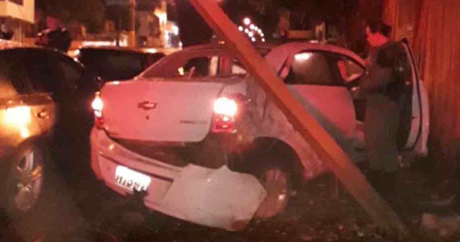 Imagem ilustrativa: Jovem perde o controle de direção, bate em dois veículos e em residência no centro
