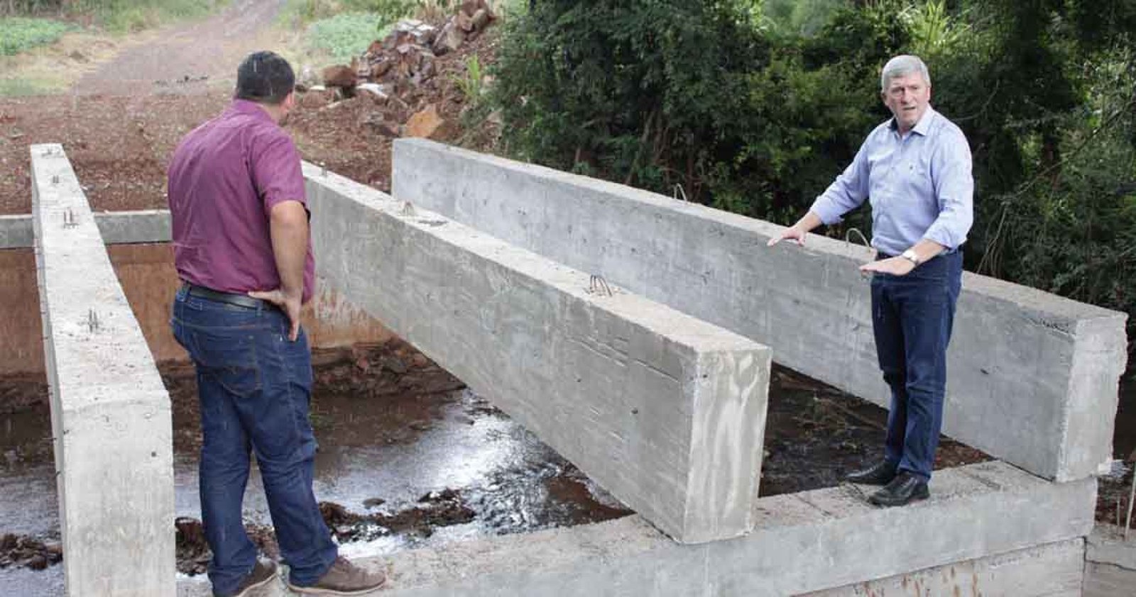 Imagem ilustrativa: Prefeito BIG acompanha construção de ponte