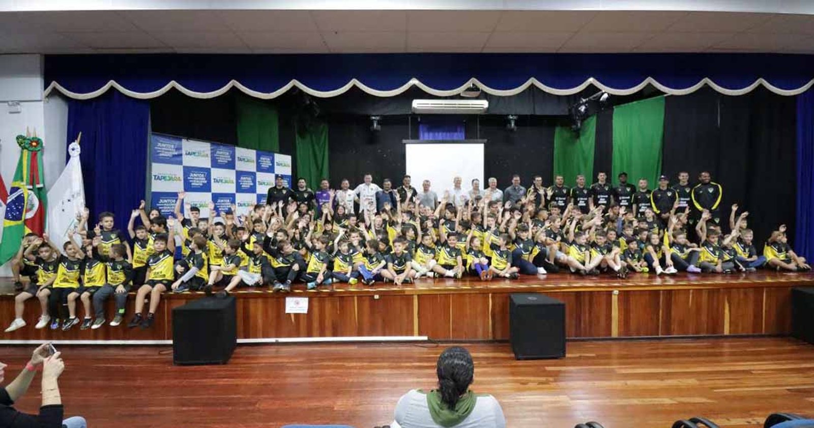 Imagem ilustrativa: 250 crianças da Escolinha do Tapejara Futsal recebem novos uniformes