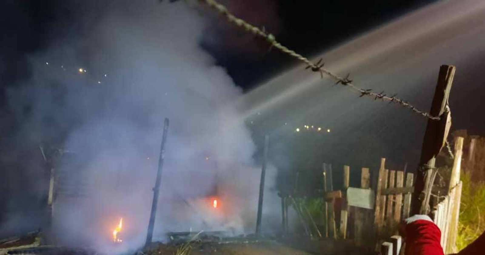 Imagem ilustrativa: Residência abandonada é consumida pelo fogo no Bairro 13 de Maio