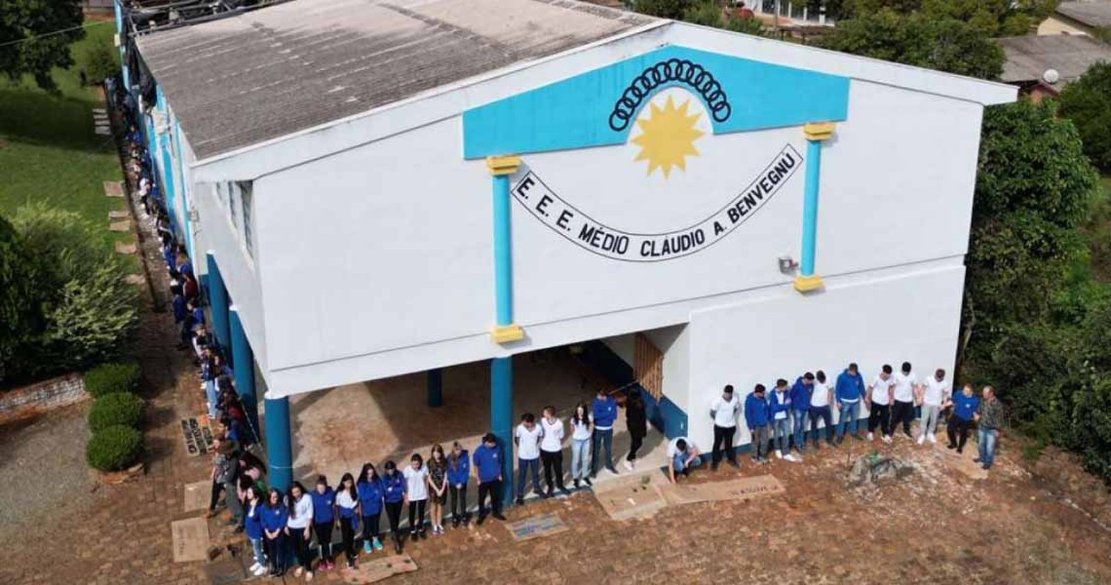 Imagem ilustrativa: Alunos e professores realizam mobilização por autorização da reforma na Escola de Água Santa