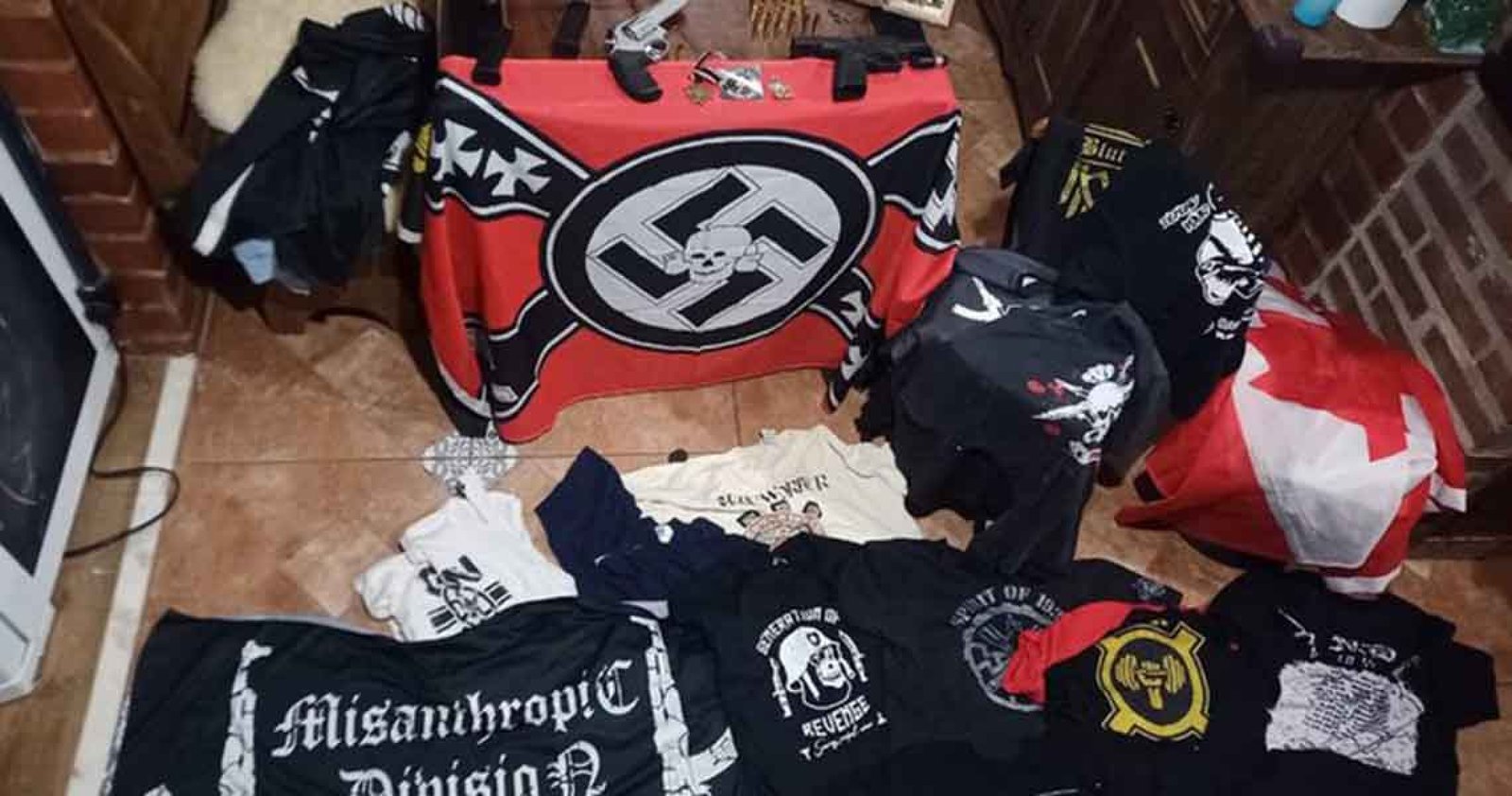 Imagem ilustrativa: Polícia faz buscas em estamparia de Passo Fundo e encontra camisetas com símbolos nazistas