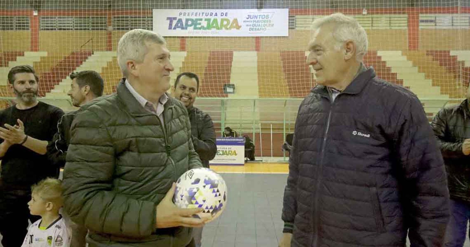 Imagem ilustrativa: Airton Lângaro dá chute inicial na Taça 68 Anos de Futsal em Tapejara