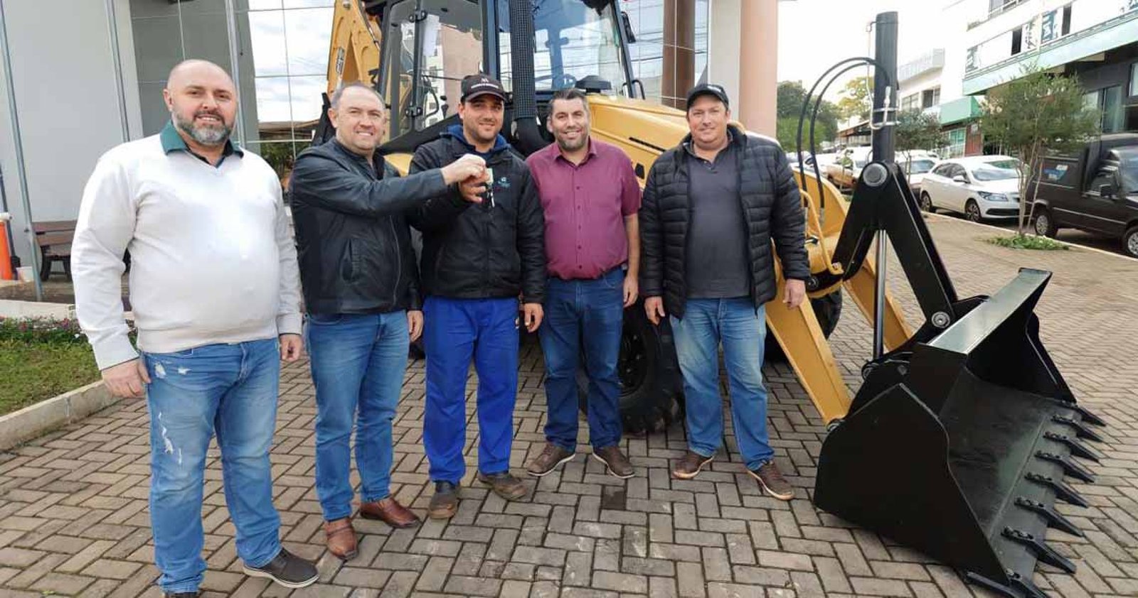 Imagem ilustrativa: Nova retroescavadeira ampliará serviços no interior de Tapejara