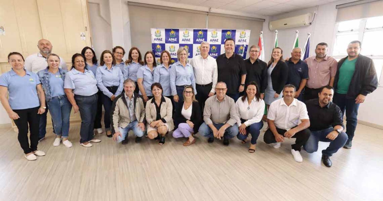Imagem ilustrativa: Prefeitura, Câmara e Comdicat anunciam recursos para compra de micro-ônibus para a Apae
