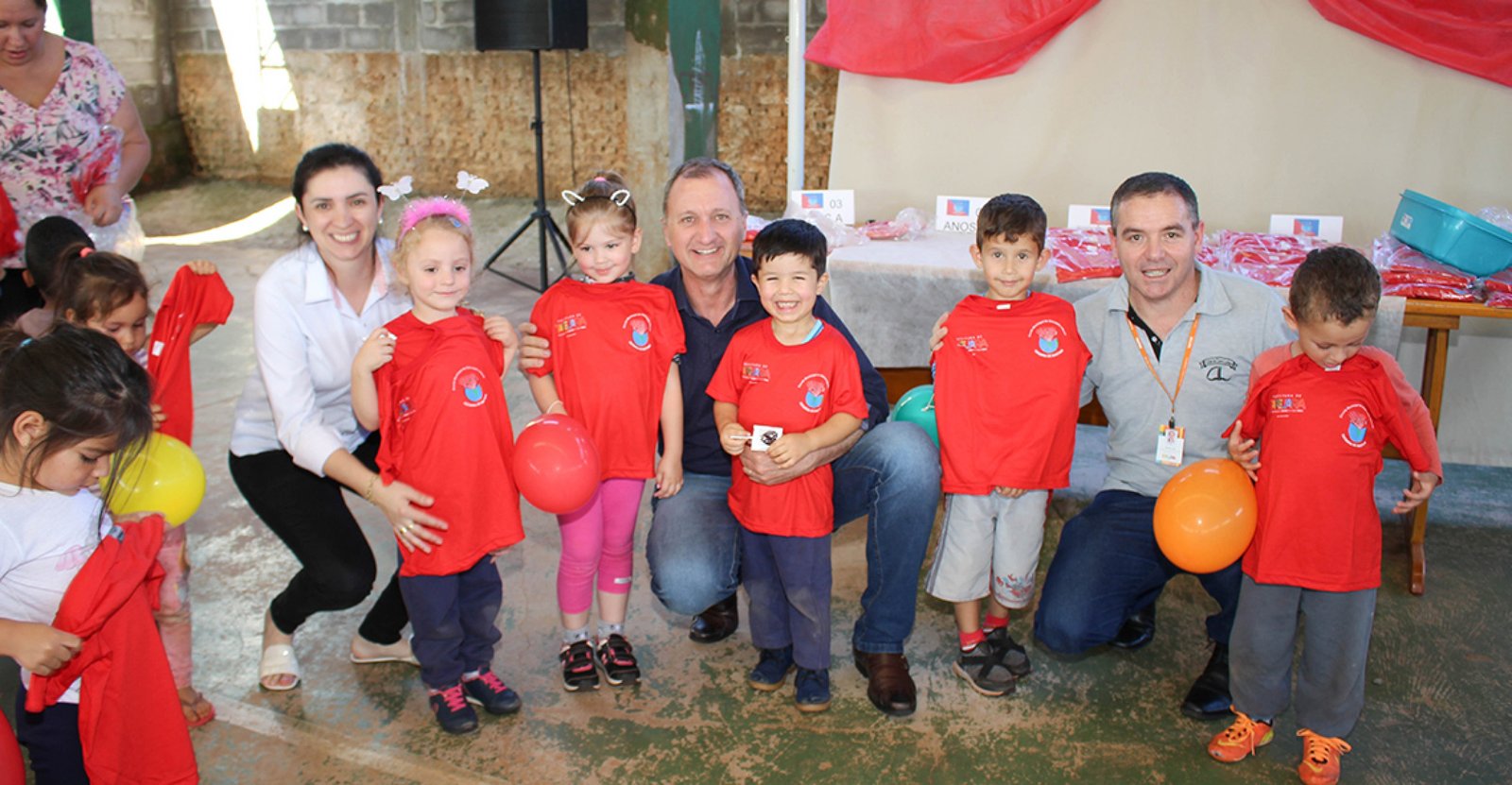 Imagem ilustrativa: Prefeito Vilmar Merotto realiza entrega de camisetas para alunos da EMEI Catarina De Bastiani