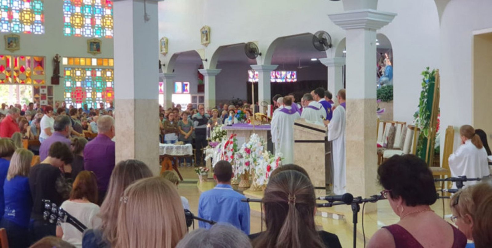 Imagem ilustrativa: Emoção e gratidão na despedia do padre Edson Priamo
