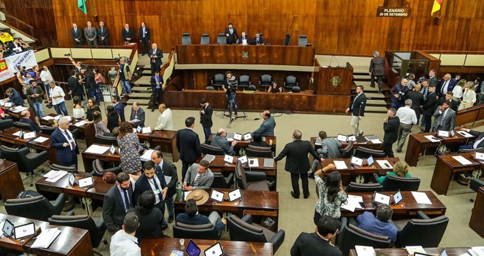 Imagem ilustrativa: Assembleia aprova em 1º turno PEC que altera previdência e carreiras de servidores