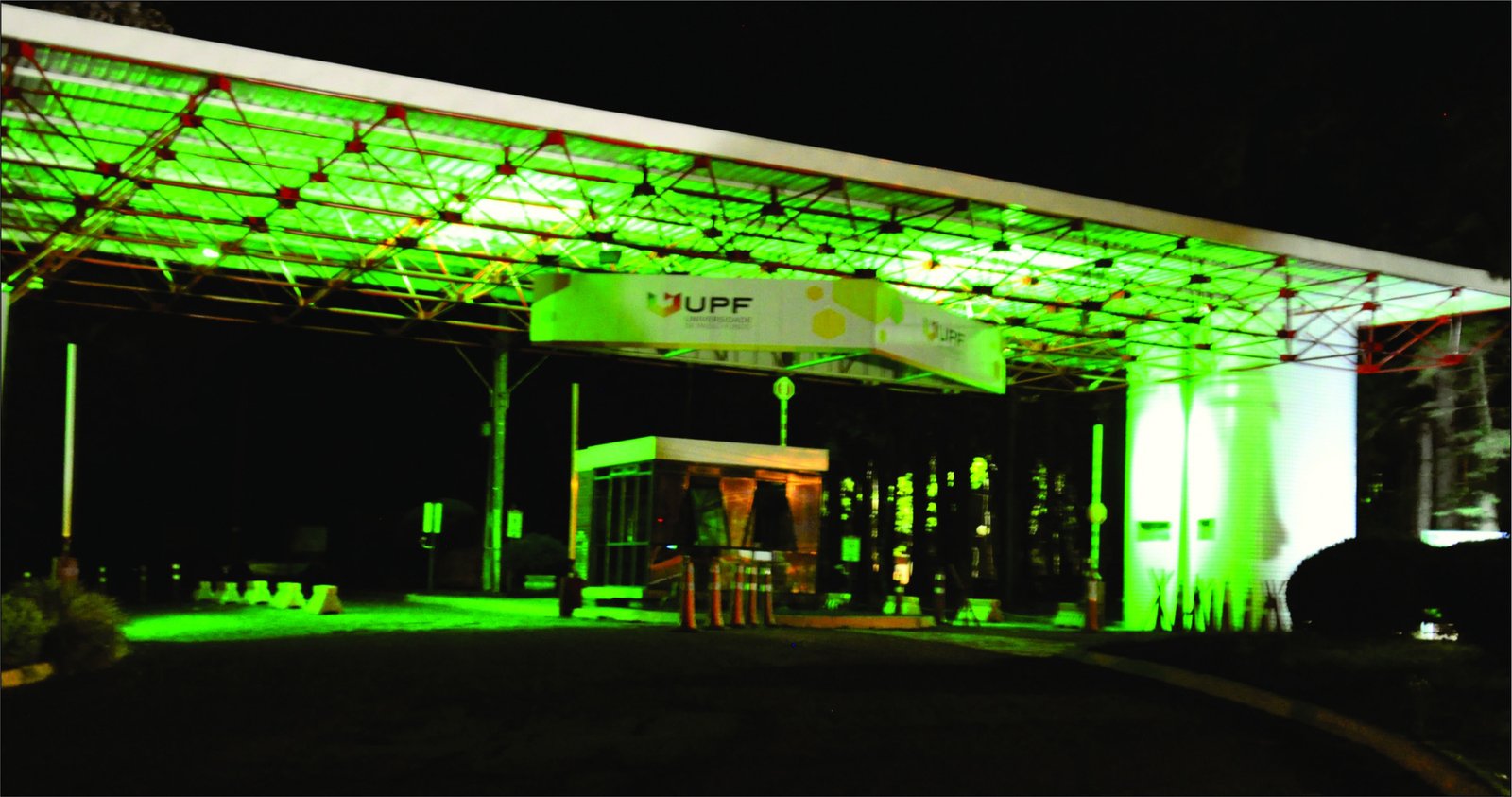 Imagem ilustrativa: Pórtico da UPF é iluminado de verde para homenagear os profissionais que estão frente à epidemia