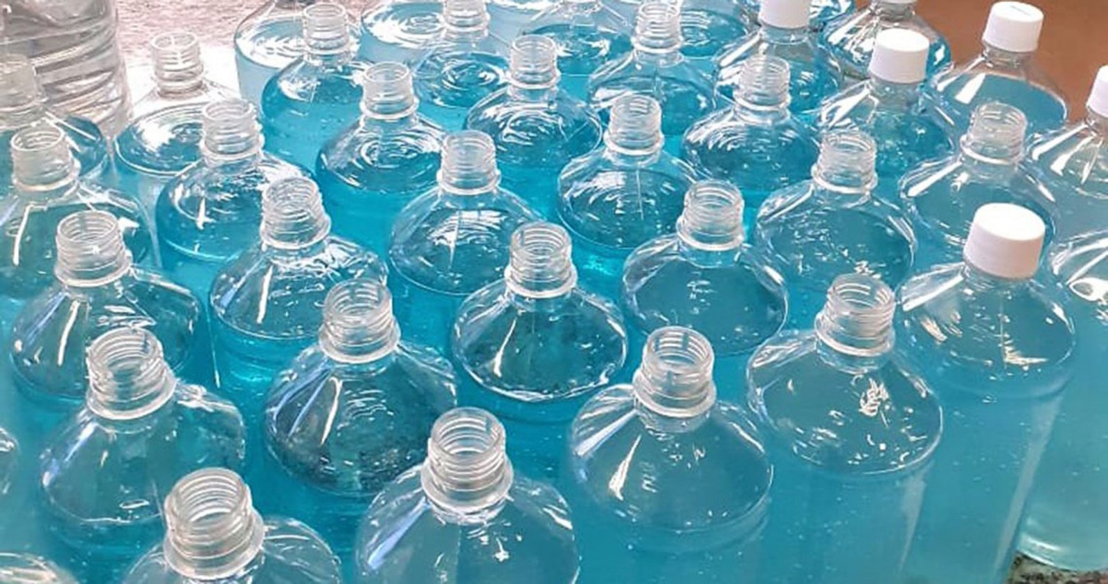 Primeiros litros de álcool em gel feitos a partir de vodca já estão prontos para uso